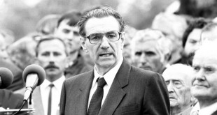 1989: Kopácsi Sándor búcsúbeszédet mond Nagy Imréék újratemetésekor / Fotó: MTI